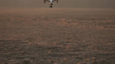 Uzman İHA helikopterinde gelişmiş teknolojiyle tarama alanları taranıyor. Tarım aracı. Yenilikleri hasat et.