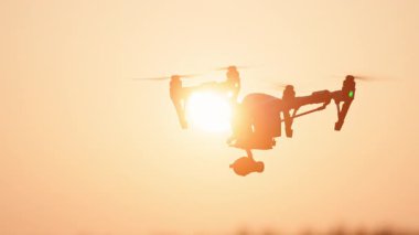 Modern akıllı drone helikopter uçağının tarama tarama tarama alanındaki tarım arazisini analiz etmesi. Tarımda modern teknoloji.