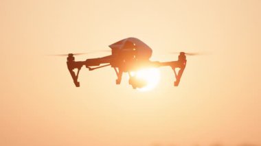 Zirai akıllı helikopter alacakaranlıkta uçuyor. Modern siyah dron tarım tarlalarını hasat ekimi için tarıyor. Teknoloji. Tarım kavramı.