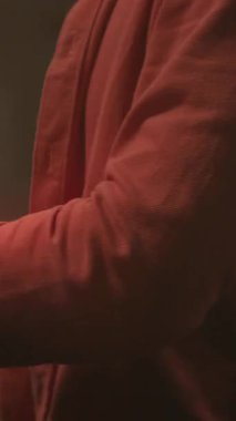 Dinamik bir video yaratıcılığın ritmini vurgular. Canlı kırmızı bir sandalyeyle açılıyor, sonra elleri bir klavye ve tablet üzerinde yazarken gösteriyor, geleneksel ve dijital metotları birleştiriyor.