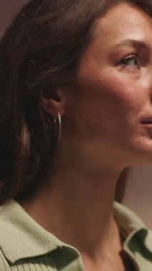 Videoda gülümseyen bir kadın, kulaklıklı müzikten hoşlanan insanlar ve ses, duygu ve teknoloji arasındaki bağlantıyı vurgulayan VR 'da bir kadın yer alıyor.