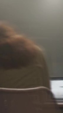 Bu videoda, bir kadın şık bir masada çalışıyor, dizüstü bilgisayarına ve daktiloya odaklanmış, profesyonel bir ortamda kendini işine adamış ve konsantre olmuş.