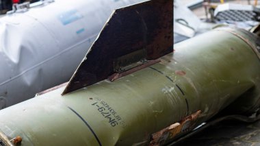 Operasyonel-taktik füze sistemi Tochka-U 'nun füze birimlerinin kalıntıları, 9M79-1. Hava savunma sistemi bir füzeyi düşürdü, bir kısmı da evin yakınına düştü. Sovyet taktik bombası yolda.