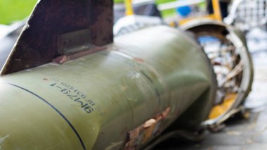 Taktik balistik füzenin parçaları, OTR-21. Rus askeri teçhizatı yok edildi. Tümen seviyesi Tochka U, SS-21 Scarab A, M-21 'in Sovyet füze sisteminin mermisi bitti.