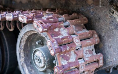 Paslı kırık raylar, hurda bir tankın tekerlekleriyle. Rus savaş tankı 2022 'de Rusya' nın Ukrayna 'yı işgali sırasında imha edildi. Rus askeri teçhizatı kalıntıları.