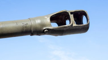 Sovyet hafif amfibi tankı PT-76. Nesne 740. Tank fıçısı, gökyüzüne karşı fıçı. Tank silahı. Namlu ya da alev kesici. Yakın plan.