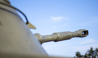 Zırhlı personel taşıyıcı ya da tank kulesi. Ağır savaş silahları, gökyüzü geçmişi. Savaş ve savunma için askeri teçhizat. Top kulesi. Askeri teçhizat detayları. Yakın plan.