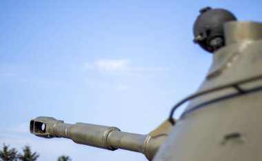 Zırhlı personel taşıyıcı ya da tank kulesi. Ağır savaş silahları, gökyüzü geçmişi. Savaş ve savunma için askeri teçhizat. Top kulesi. Askeri teçhizat detayları. Yakın plan.
