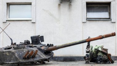 Ukrayna 'da savaş. Üzerinde V harfi olan parçalanmış bir kule ile parçalanmış bir tank. Kırılmış ve yanmış Rus tankları. Tankın üzerinde beyaz boya işareti ya da sembolü var. Harap edilmiş askeri ekipman