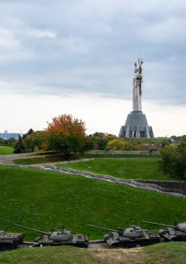 Anavatanın heykeli mavi gökyüzüne karşı. Ukrayna 'nın en yüksek heykeli. İkinci Dünya Savaşı 'nda Ukrayna Tarihi Müzesi' nin topraklarında yer almaktadır. Ukrayna, Kyiv - 08 Ekim 2022