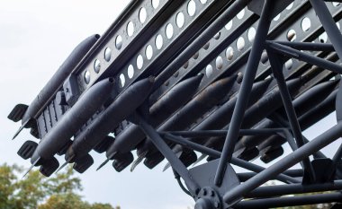 Sovyet roket topçuları BM-13 Katyusha 'nın savaş aracı. ZIS-6 'nın şasesine fırlatıcı yerleştirildi. Büyük Vatanseverlik Savaşı 'ndan kalma 132 mm' lik çoklu roket sistemi.