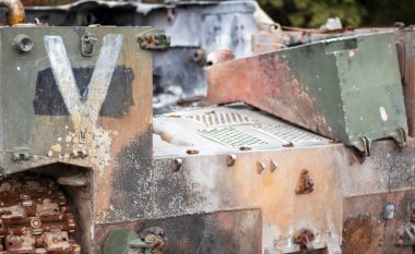 V harfli T-72 tankı yok edildi, yakıldı ve yakıldı. 2022 'deki Rus-Ukrayna çatışması. Rus askeri teçhizatı yok edildi. Rusya 'nın Ukrayna' ya karşı savaşı