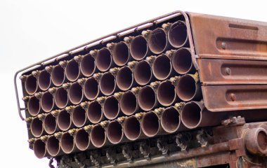 Eski Sovyet çoklu fırlatma roket sistemi BM-21 Grad bir Ural-375D kamyonunun şasisi üzerinde. Rusya Federasyonu 'nun Ukrayna topraklarındaki kırık ve yanmış askeri teçhizatı. Savaş 2022