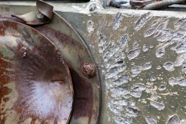 Zırhında delikler olan Rus savaş aracı. Yok edilmiş askeri zırhlı araçlar, devre dışı bırakılmış, havaya uçurulmuş ve yok edilmiş. Kurşun delikli zırhlı metal arka plan. Kümülatif delikten delik