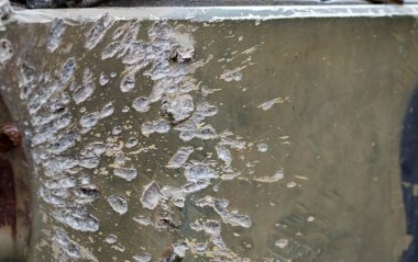 Ukrayna 'da savaş, BMP' nin zırhında bir delik, delinmiş zırh. Yeşil kamuflaj zırhlı metal dokusu. Hasar ve delikleri var. Yok edilmiş askeri zırhlı personel taşıyıcısı.
