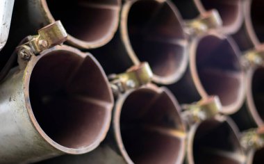 Eski Sovyet BM-21 Grad çoklu fırlatma roket sistemi Ural-375D bir kamyonun şasisi üzerinde. MLRS 9K51 kalibre 122 mm yakın plan, arka parça. 40 adet boş boru hattından oluşan top montajı