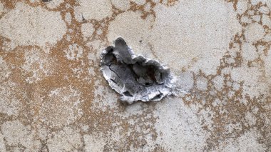 Delik ya da delik, yakın çekimde oluşan zırh deformasyonu. Rus zırhlı personel taşıyıcısının zırhı mermi parçalarıyla hasar görmüş. Ukrayna 'da savaş. Zırhında delikler olan Rus savaş aracı.