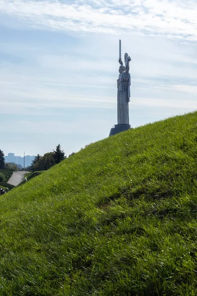 Estatua Patria Contra Cielo Azul Estatua Más Alta Ucrania Encuentra — Foto de Stock