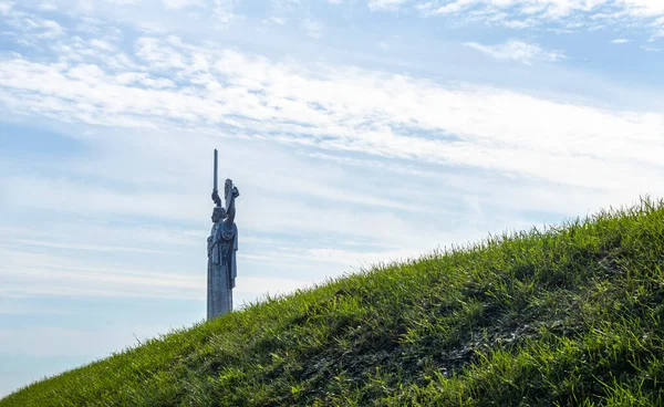 하늘에 모국의 키프의 기념물이다 드네프르의 오른쪽 에프에 기념비적 조각입니다 우크라이나 — 스톡 사진