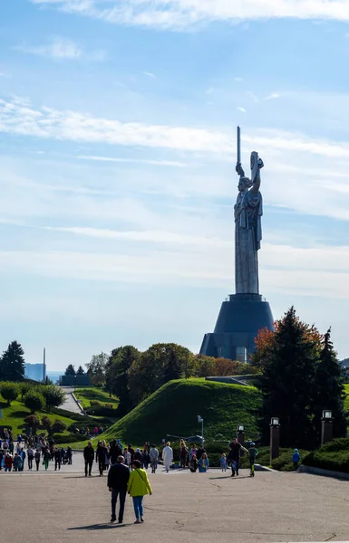 Słynny Posąg Ojczyzny Tle Błękitnego Nieba Zabytki Zabytki Kijowa Rzeźba — Zdjęcie stockowe
