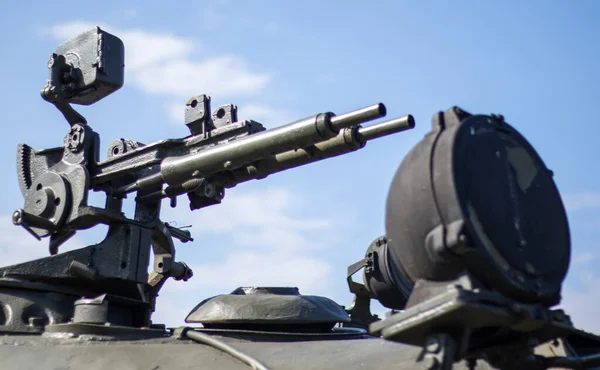 Géppuska Egy Páncélozott Személyszállító Tornyán Háborús Nehézfegyverek Kék Háttér Katonai — Stock Fotó