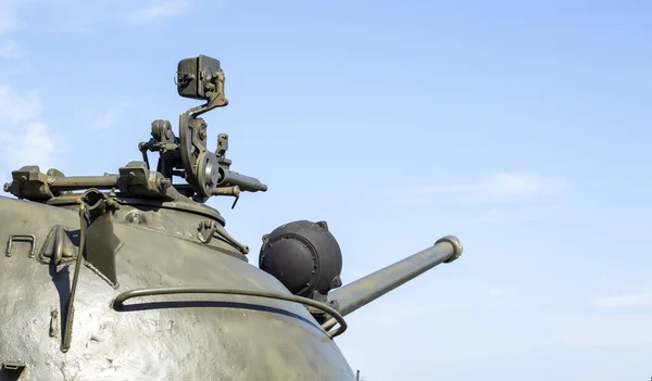 Géppuska Egy Páncélozott Személyszállító Tornyán Háborús Nehézfegyverek Kék Háttér Katonai — Stock Fotó
