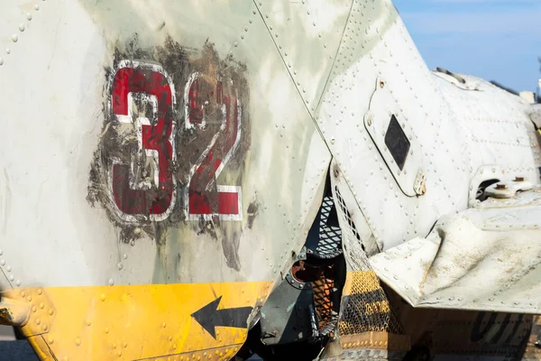 烧毁部分被毁的俄罗斯空军战斗直升机Hind Crocodile 一架坠落的直升机的残骸 乌克兰战争 破碎的军用攻击直升机特写 — 图库照片