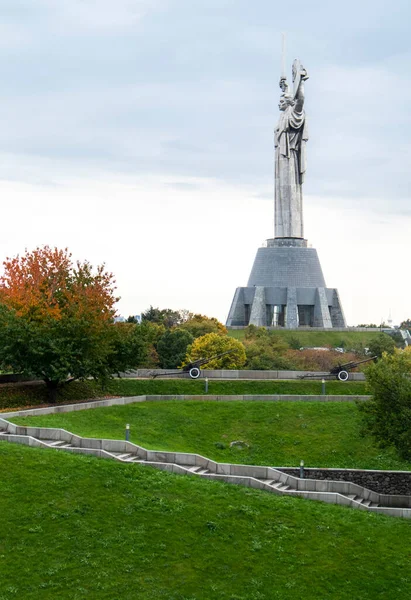 青い空に対する祖国の像 世界で5番目に大きい像とウクライナで最も高い 第二次世界大戦でウクライナの歴史博物館の領土に位置しています — ストック写真