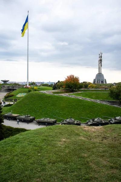 Ukraińska Flaga Wisząca Wietrze Pod Błękitnym Niebem Pobliżu Słynnego Posągu — Zdjęcie stockowe