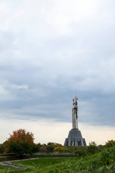 하늘에 맞서는 모국의 세계에서 번째로 우크라이나 동상이다 우크라이나 역사박물관의 영토에 — 스톡 사진