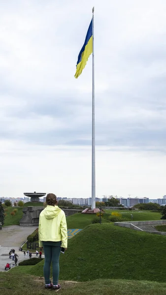 Маленька Дівчинка Стоїть Дивиться Прапор України Високому Флагштоку Українці Проти — стокове фото