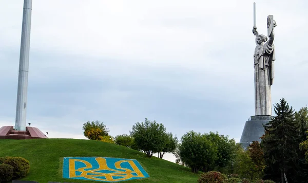 Posąg Ojczyzny Tle Błękitnego Nieba Herb Ukrainy Trawniku Wyłożona Niebieskimi — Zdjęcie stockowe