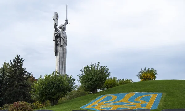 Estatua Patria Contra Cielo Azul Escudo Armas Ucrania Césped Forrado — Foto de Stock