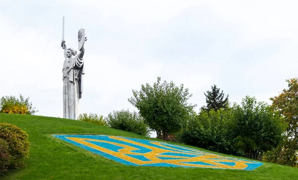Estatua Patria Contra Cielo Azul Escudo Armas Ucrania Césped Forrado — Foto de Stock