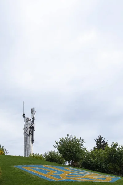 Статуя Вітчизни Проти Блакитного Неба Герб України Газоні Вишитий Синім — стокове фото