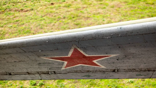 俄罗斯联邦空军的识别标志 这是一颗五角红星 与第二次世界大战期间苏联一架老客机或军用运输机上的白色条纹相连 — 图库照片