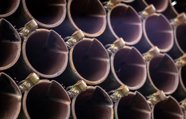 Eski Sovyet BM-21 Grad çoklu fırlatma roket sistemi Ural-375D bir kamyonun şasisi üzerinde. MLRS 9K51 kalibre 122 mm yakın plan, arka parça. 40 adet boş boru hattından oluşan top montajı