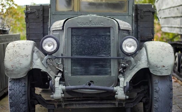 Sovyet ordu kamyonu Uralzi yeşil kamuflaj. Retro kamyon, askeri araçlar. Logonun, ızgaranın, kaputun ve farların önü. Ukrayna, Kyiv - 9 Ekim 2022