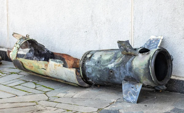 軍用ロケットの金属片は 民間人の家の砲撃の後に地面に横たわっています 市内のロケット火災や戦争の恐怖 ウクライナ戦争 投射物は地面にあります ロイヤリティフリーのストック写真