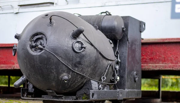 古いロシアのアンカー接触爆発鉱山 水中での船舶大規模な鉱山カニ中和 潜水艦 敵艦を破壊するための武器 ロイヤリティフリーのストック画像