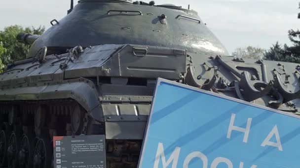 ウクライナ歴史博物館のタンクの近くに白い文字で青い道路標識 ロシアとウクライナの戦争 モスクワへの翻訳 ウクライナ キエフ 2022年10月9日 — ストック動画
