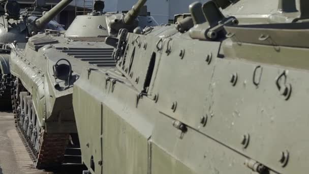 装甲車や戦車の列 国軍だ 軍事機器や軍隊 ウクライナでの戦争 戦闘車両の製造または製造 装甲兵器 武装勢力の手段は — ストック動画