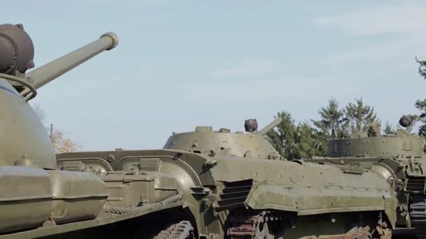 탱크가 줄지어 있습니다 대한민국의 장비와 우크라이나 차량을 제작하거나 군대의 — 비디오
