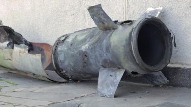 Sivil bir evin bombalanmasından sonra bir askeri roketin metal parçası yerde yatıyor. Şehre roket ateşi ve savaşın dehşeti. Ukrayna savaşı. Mermi yere düştü.
