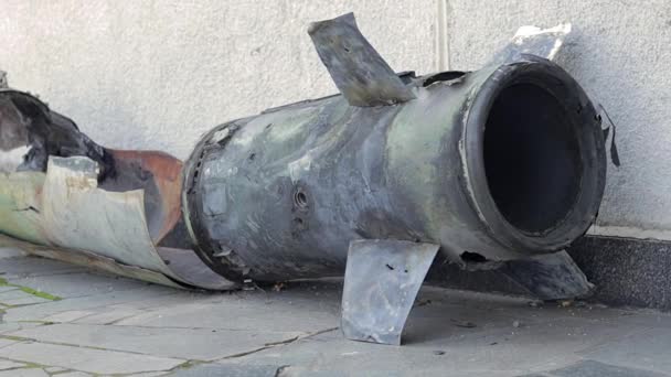 Fragmento Metal Cohete Militar Yace Suelo Después Del Bombardeo Una — Vídeos de Stock