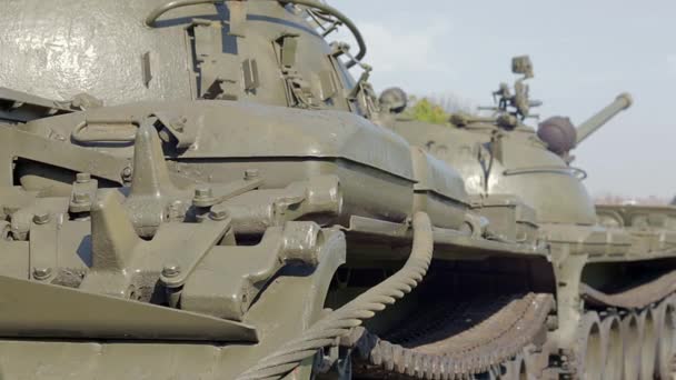 装甲车辆和坦克的纵队 国家武装部队 军事设备和部队 乌克兰战争 制造或制造作战车辆 装甲武器 武装部队的手段 — 图库视频影像