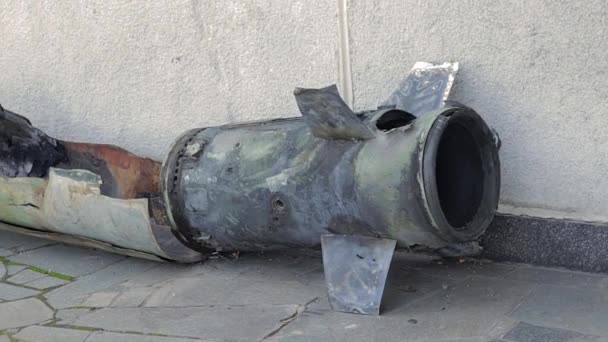 Sivil Bir Evin Bombalanmasından Sonra Bir Askeri Roketin Metal Parçası — Stok video