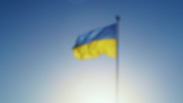 Zamazany Widok Powolnego Ruchu Flagi Ukrainy Machającej Wietrze Przed Niebem — Wideo stockowe