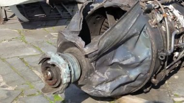 Rus Hava Kuvvetleri savaş helikopteri Hind Timsah 'ın yanmış parçaları. Düşen bir helikopterin enkazı. Ukrayna 'da savaş. Kırık askeri saldırı helikopteri yakın plan.