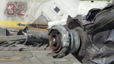 Rus Hava Kuvvetleri savaş helikopteri Hind Timsah 'ın yanmış parçaları. Düşen bir helikopterin enkazı. Ukrayna 'da savaş. Kırık askeri saldırı helikopteri yakın plan.